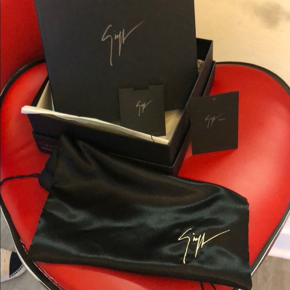 GIUSEPPE ZANOTI BOX . Dust bad and book less